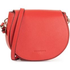 Torebka COCCINELLE - FS7 Alpha Saffiano E1 FS7 15 03 01 Polish Red R08. Czerwone listonoszki damskie Coccinelle, bez wzorów, ze skóry, bez dodatków. Za 899,00 zł.