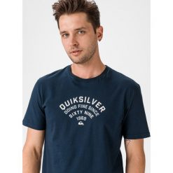 Quiksilver Up To Now Koszulka Niebieski. Niebieskie podkoszulki męskie Quiksilver, l, z nadrukiem, z bawełny, z krótkim rękawem. Za 80,95 zł.