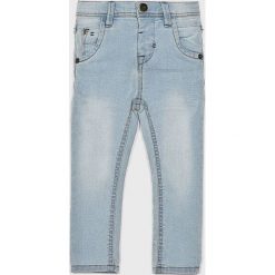 Name it - Jeansy dziecięce 91-116 cm. Niebieskie spodnie chłopięce Name it, bez wzorów, z elastanu. W wyprzedaży za 49,90 zł.