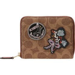 Coach PATCHWORK SIGNATURE SMALL ZIP AROUND WALLET Portfel rust. Brązowe portfele damskie marki Coach. Za 569,00 zł.
