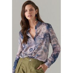 Koszula z motywem tie dye - Niebieski. Niebieskie koszule damskie Mohito, bez wzorów, bez kołnierzyka, bez rękawów. Za 99,99 zł.