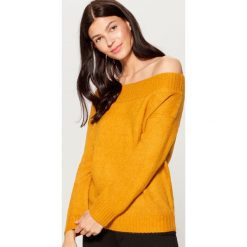 Sweter z odkrytymi ramionami - Brązowy. Brązowe swetry klasyczne damskie marki Mohito, l. Za 99,99 zł.