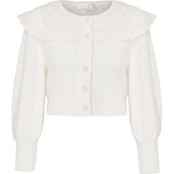 Kardigan LOVESHACKFANCY HAYDEN. Białe swetry damskie LoveShackFancy, w koronkowe wzory, z dzianiny. W wyprzedaży za 1636,00 zł.