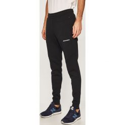 New Balance - Spodnie. Czarne spodnie męskie New Balance, m, bez wzorów, z bawełny. W wyprzedaży za 239,90 zł.