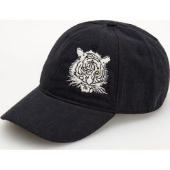 Czapka z daszkiem z napisem - Szary. Szare czapki męskie Reserved, z napisami. Za 34,99 zł.