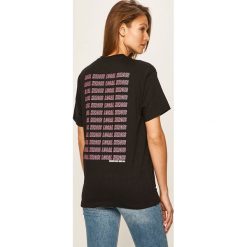 Local Heroes - T-shirt. Czarne bluzki damskie LOCAL HEROES, s, z nadrukiem, z bawełny, casualowe, z okrągłym kołnierzem, z krótkim rękawem. Za 149,90 zł.