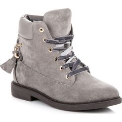 Zamszowe workery wiązane wstążką KINLEY. Czarne botki damskie marki Ideal Shoes, z zamszu, bez obcasa, bez zapięcia. Za 139,00 zł.