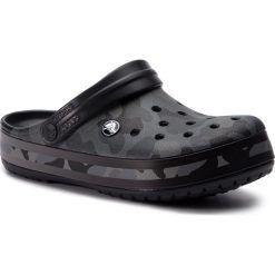 Klapki CROCS - Crockband Seasonal Graphic Clog 205579 Slate Grey/Black. Szare klapki damskie Crocs, bez wzorów, z tworzywa sztucznego, bez obcasa. Za 219,00 zł.