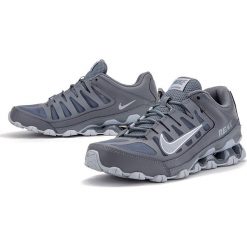 NIKE REAX 8 TR MESH > 621716-010. Buty sportowe męskie Nike, z meshu, bez zapięcia, tenisowe. W wyprzedaży za 299,99 zł.