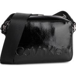 Torebka CALVIN KLEIN - Edged Camera Bag S K60K605117 001. Czarne listonoszki damskie Calvin Klein, na imprezę, bez wzorów, ze skóry ekologicznej, bez dodatków. W wyprzedaży za 259,00 zł.
