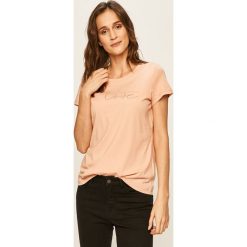 Mustang - T-shirt. Różowe bluzki damskie Mustang, s, z nadrukiem, z bawełny, casualowe, z okrągłym kołnierzem. W wyprzedaży za 49,90 zł.