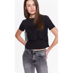 T-shirt damski z ciekawą koronkową falbanką. Czarne t-shirty damskie TROLL, s, z koronki, eleganckie. W wyprzedaży za 19,99 zł.