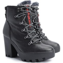 Calvin Klein Botki "Sharla". Półbuty damskie Calvin Klein, bez wzorów, ze skóry, bez obcasa, bez zapięcia. Za 549,00 zł.
