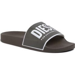 Klapki DIESEL - Sa-Valla Y01920 P0316 H4753 Olive Night/White. Zielone klapki męskie Diesel, z tworzywa sztucznego, bez zapięcia. W wyprzedaży za 149,00 zł.