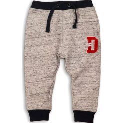 Spodnie w kolorze szarym. Szare spodnie niemowlęce z aplikacjami. W wyprzedaży za 44,95 zł.