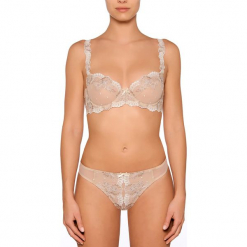 Stringi "Diamant" w kolorze cielistym. Brązowe stringi marki Millesia, s, w koronkowe wzory, z koronki. W wyprzedaży za 113,95 zł.