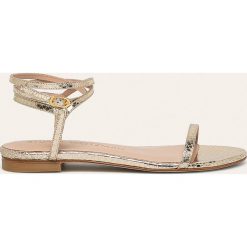 Stuart Weitzman - Sandały skórzane Merinda Flat. Żółte klapki damskie Stuart Weitzman, bez wzorów, ze skóry, bez obcasa, na obcasie. W wyprzedaży za 899,90 zł.