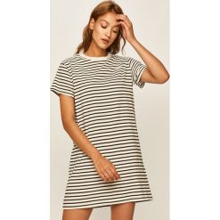 Levi's - Sukienka. Czerwone sukienki damskie Levi's®, na co dzień, s, bez wzorów, z bawełny, casualowe, z okrągłym kołnierzem, z krótkim rękawem, krótkie, mini, proste. Za 219,90 zł.