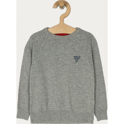 Guess Jeans - Sweter dziecięcy 92-122 cm. Szare swetry chłopięce Guess Jeans, z aplikacjami, z bawełny, z okrągłym kołnierzem. Za 159,90 zł.