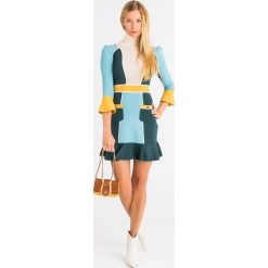 SUKIENKA ELISABETTA FRANCHI. Sukienki damskie Elisabetta Franchi, na imprezę, bez wzorów, z dzianiny, z golfem, bez rękawów, mini, dopasowane. Za 924,50 zł.