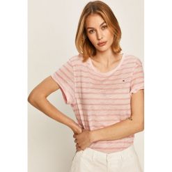 Tommy Hilfiger - T-shirt. Różowe bluzki damskie TOMMY HILFIGER, s, z aplikacjami, z lyocellu, casualowe, z okrągłym kołnierzem, z krótkim rękawem. Za 229,90 zł.