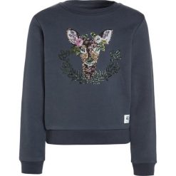 American Outfitters CNECK DEER Bluza stone blue. Niebieskie bluzy chłopięce American Outfitters, z bawełny. W wyprzedaży za 159,50 zł.