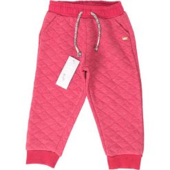 Spodnie dresowe w kolorze czerwonym. Czerwone spodnie niemowlęce Daisy, z bawełny. W wyprzedaży za 45,95 zł.
