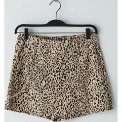 Spódnico spodnie high waist z łańcuchem - Biały. Białe spodnie damskie Cropp, bez wzorów, z podwyższonym stanem. W wyprzedaży za 55,99 zł.