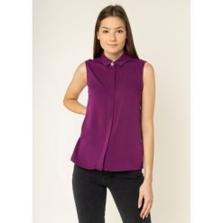 Top Guess Sl Madinah W01H84 WC9Z0. Niebieskie bluzki damskie Guess, xs, z aplikacjami, z wiskozy, polo, bez rękawów. W wyprzedaży za 199,00 zł.