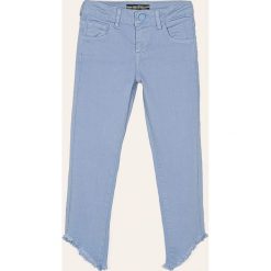 Guess Jeans - Jeansy dziecięce Bull 118-175 cm. Niebieskie jeansy dziewczęce Guess Jeans, z aplikacjami, z bawełny. Za 219,90 zł.