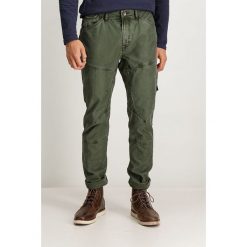 Spodnie w kolorze khaki. Brązowe spodnie męskie Garcia, m, w paski, z bawełny. W wyprzedaży za 119,95 zł.