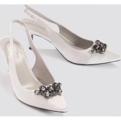 NA-KD Shoes Czółenka na niskim obcasie ze zdobieniem - White,Silver. Szare buty ślubne damskie marki NA-KD Shoes, w paski, z satyny, na niskim obcasie, na obcasie. W wyprzedaży za 60,88 zł.
