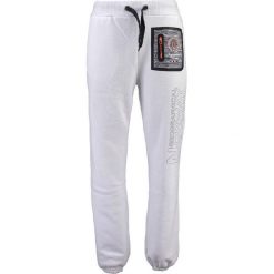 Spodnie dresowe "Mitor" w kolorze białym. Białe joggery męskie marki Geographical Norway, z aplikacjami, z dresówki. W wyprzedaży za 117,95 zł.
