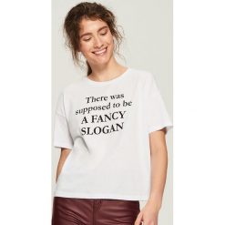 T-shirt ze sloganem - Biały. Białe t-shirty damskie marki Sinsay, l. W wyprzedaży za 9,99 zł.