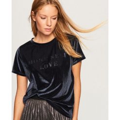Welurowy t-shirt - Granatowy. Niebieskie t-shirty damskie Reserved, l, z weluru. Za 39,99 zł.