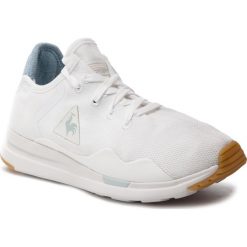 Sneakersy LE COQ SPORTIF - Solas 1910485 Optical White/Blue Denim. Białe półbuty damskie le coq sportif, na co dzień, bez wzorów, ze skóry ekologicznej, bez obcasa, na płaskiej podeszwie, bez zapięcia. W wyprzedaży za 249,00 zł.