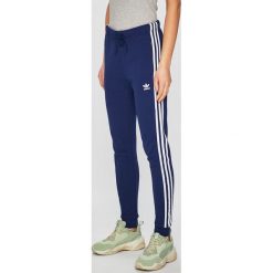 Adidas Originals - Spodnie. Niebieskie spodnie damskie adidas Originals, z elastanu. W wyprzedaży za 199,90 zł.