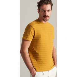 T-shirt z prążkowanej dzianiny - Żółty. Żółte t-shirty męskie Reserved, xl, bez wzorów, z dzianiny, bez kołnierzyka. Za 59,99 zł.