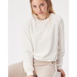 Gładka bluza z raglanowymi rękawami - Kremowy. Białe bluzy damskie Sinsay, s, bez wzorów, bez rękawów, bez kaptura. Za 29,99 zł.