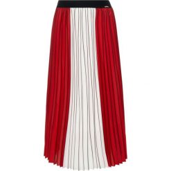 Spódnica plisowana Guess W93D59 WBKO0. Czerwone spódniczki damskie Guess, xs, z aplikacjami, z elastanu, midi. W wyprzedaży za 299,00 zł.