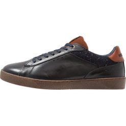 Redskins AMICAL Sneakersy niskie navy/cognac. Niebieskie sneakersy męskie marki Redskins, bez wzorów, ze skóry, bez zapięcia. Za 399,00 zł.
