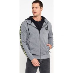 Szara Bluza Corossa. Szare bluzy męskie Born2be, xl, bez wzorów, bez kołnierzyka, bez rękawów, bez kaptura. Za 89,99 zł.