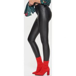 Coatingowe spodnie HIGH WAIST - Czarny. Czarne spodnie damskie z wysokim stanem marki Cropp. Za 89,99 zł.