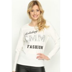 Biała Bluzka Fashion Holidays. Białe bluzki asymetryczne Born2be, l, z nadrukiem, z okrągłym kołnierzem, z długim rękawem. Za 34,99 zł.