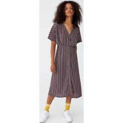 Sukienka midi z guzikami. Czerwone sukienki damskie Pull&Bear, bez wzorów, bez kołnierzyka, bez rękawów, midi. Za 99,90 zł.