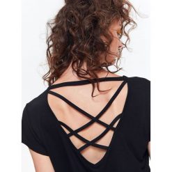 T-shirty damskie: T-SHIRT KRÓTKI RĘKAW DAMSKI Z OZDOBNYMI PLECAMI