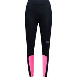 Leginsy MONREAL LONDON. Szare legginsy sportowe damskie Monreal London, z nadrukiem, z tkaniny, do biegania. W wyprzedaży za 372,00 zł.