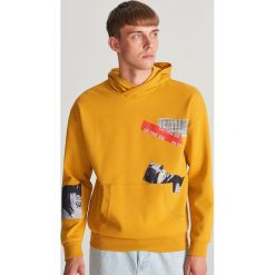 Bluza z nadrukiem - Żółty. Żółte bluzy męskie Reserved, s, z nadrukiem, bez kołnierzyka, bez rękawów, bez kaptura. Za 139,99 zł.