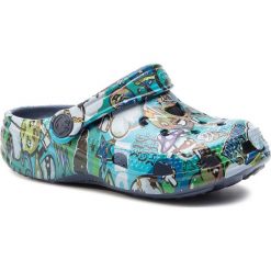 Klapki COQUI - Big Frog Printed 8115 Navy. Niebieskie sandały chłopięce Coqui, z tworzywa sztucznego, bez zapięcia. Za 64,99 zł.