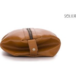 Elegancka skórzana kosmetyczka męska SOLIER j.brązowa - jasny brąz. Pomarańczowe kosmetyczki męskie Solier, bez wzorów, ze skóry, eleganckie. Za 159,99 zł.